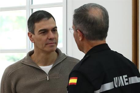 10/11/2024. Pedro Sánchez preside la reunión del Comité de crisis para el seguimiento de los efectos de la DANA. Pedro Sánchez conversa con ...